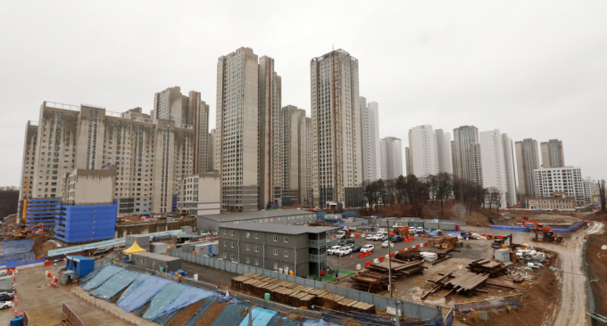 저출생으로 학령인구가 감소하자 학교 설립을 두고 마찰을 빚는 재개발·재건축 사업장이 늘어나는 가운데 학교용지의 공공공지 전환에 대한 주민공람 의무화 조례가 신설됐다. 사진은 지난 2월 서울 송파구 둔촌주공 재건축 건설현장 모습. /사진=뉴스1