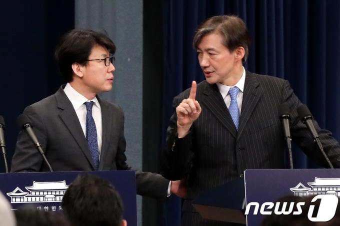 조국 청와대 민정수석(오른쪽)과 진성준 정무기획비서관이 22일 오전 청와대 춘추관에서 문재인 대통령이 발의할 정부 개헌안 중 권력구조 개편 등 정부 형태 및 헌법기관의 권한과 관련한 내용 발표를 마친뒤 대화하고 있다.2018.3.22/뉴스1 ⓒ News1 이광호 기자