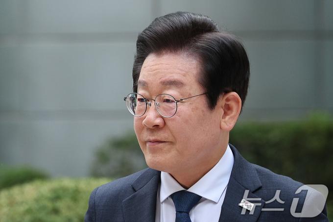 '위증교사' 혐의를 받는 이재명 더불어민주당 대표가 9일 오후 서울 서초구 서울중앙지방법원에서 열린 속행 공판에 출석하고 있다. 이 대표는 경기도지사 시절인 2018년 허위사실공표 혐의로 기소돼 재판을 받던 중 증인으로 출석한 김병량 전 성남시장 수행비서였던 김진성 씨에게 자신에게 유리하게 위증해 달라고 한 혐의를 받는다. 2024.9.9/뉴스1 ⓒ News1 신웅수 기자