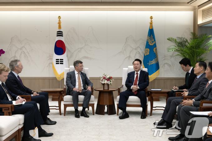 [사진] 윤석열 대통령, 발케넨데 네덜란드 전 총리 접견