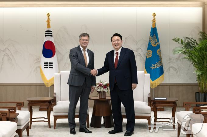 [사진] 윤석열 대통령, 발케넨데 네덜란드 전 총리 접견