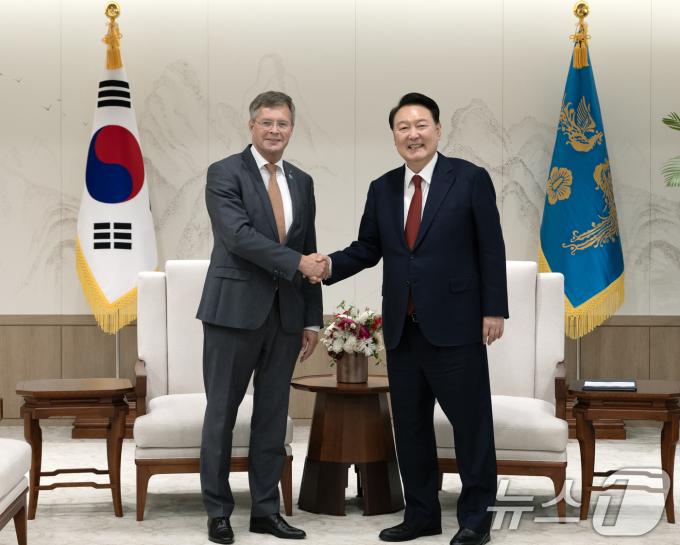 [사진] 윤석열 대통령, 발케넨데 네덜란드 전 총리 접견