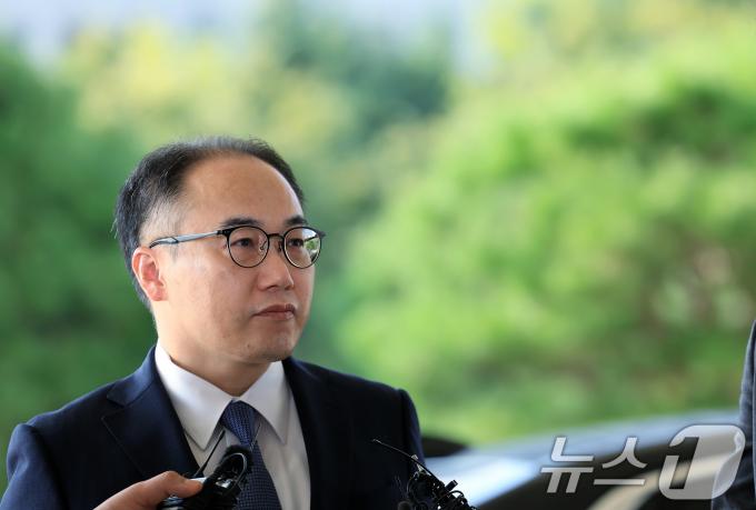 이원석 검찰총장이 9일 오전 서울 서초동 대검찰청으로 출근하며 검찰 수사심의위원회의 의견에 대한 취재진의 질문을 듣고 있다. 2024.9.9/뉴스1 ⓒ News1 박정호 기자