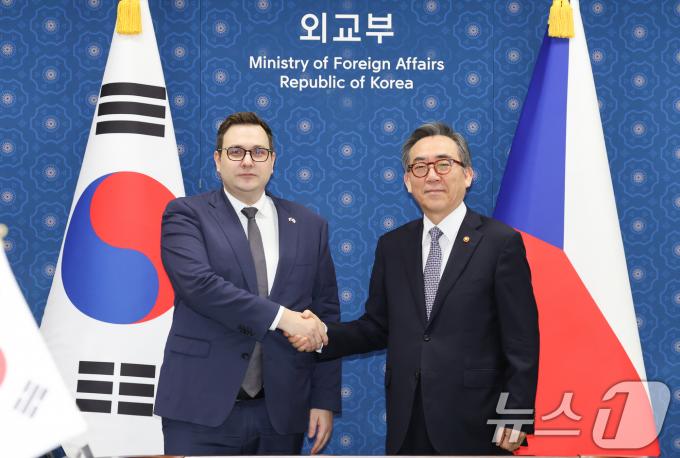 조태열 외교부 장관과 얀 리파브스키(Jan Lipavsk&yacute;) 체코 외교장관이 9일 서울 종로구 외교부청사에서 열린 한-체코 외교장관회담에서 인사하고 있다. 2024.9.9/뉴스1 ⓒ News1 허경 기자