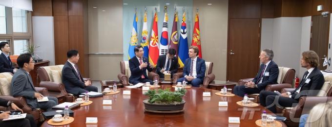 [사진] 김용현 국방부 장관, 네덜란드 국방부 장관과 회담