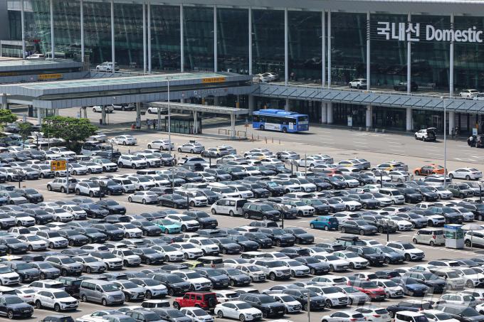 지난달 서울 강서구 김포공항 국내선청사 주차장이 차량들로 가득 찬 모습. ⓒ News1 김도우 기자