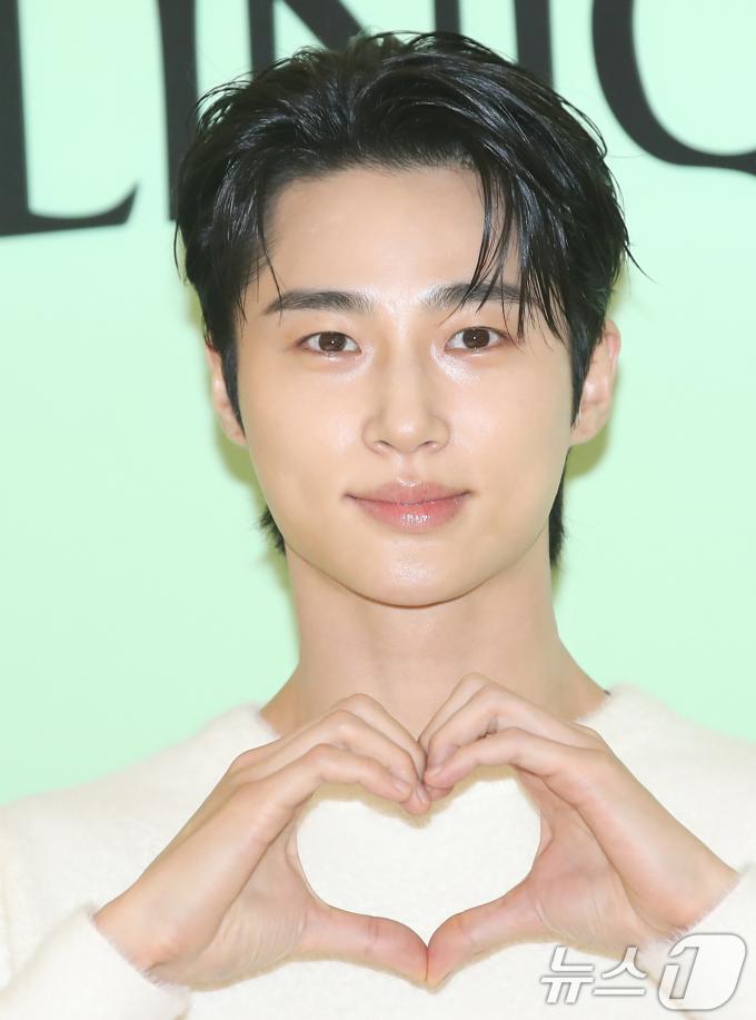 배우 변우석이 9일 서울 송파구 잠실롯데백화점에서 열린 뷰티 브랜드 포토행사에 참석해 하트를 그리고 있다. ⓒ News1 권현진 기자