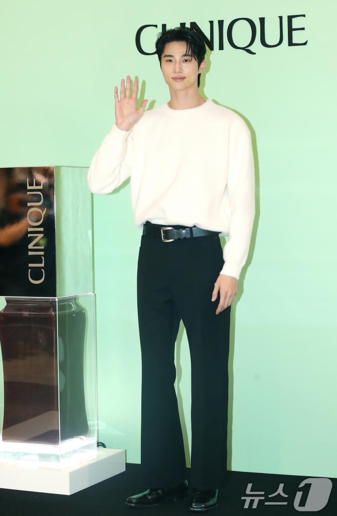 배우 변우석이 9일 서울 송파구 잠실롯데백화점에서 열린 뷰티 브랜드 포토행사에 참석해 인사를 하고 있다. ⓒ News1 권현진 기자