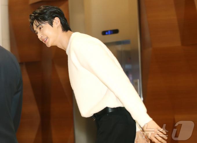 배우 변우석이 9일 서울 송파구 잠실롯데백화점에서 열린 뷰티 브랜드 포토행사에 참석해 인사를 하고 있다. ⓒ News1 권현진 기자