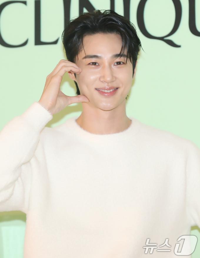 배우 변우석이 9일 서울 송파구 잠실롯데백화점에서 열린 뷰티 브랜드 포토행사에 참석해 볼 하트 포즈를 취하고 있다. ⓒ News1 권현진 기자