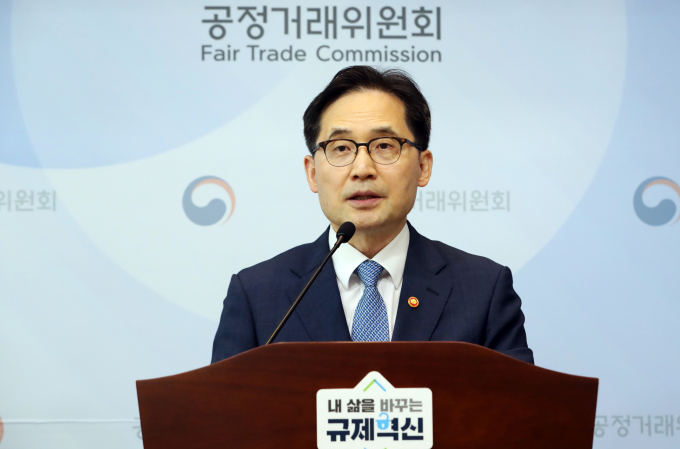 정부가 '플랫폼 공정경쟁촉진법'(플랫폼법) 제정 대신 공정거래법을 개정하는 가운데 업계는 달라진 게 없다고 본다.사진은 한기정 공정거래위원장이 지난 9일 세종시 정부세종청사에서 열린 플랫폼 공정경쟁 촉진을 위한 입법 방향에 대한 당정협의 최종 내용을 발표하는 모습. /뉴스1
