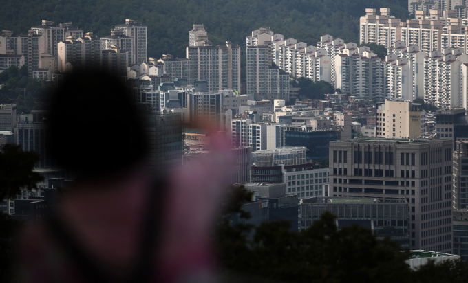 지난 8월 전국 아파트 입주율이 한 달 새 하락 전환했다. 사진은 지난 9일 오후 서울 중구 남산에서 바라본 서울시내 아파트 밀집지역 모습. /사진=뉴스1