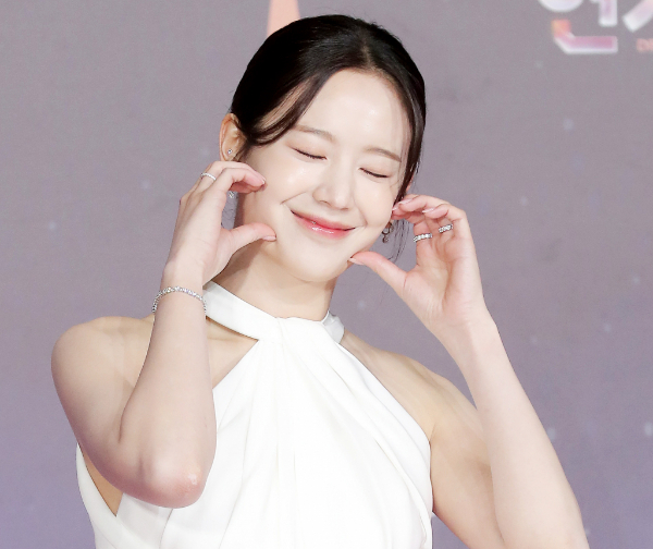 배우 장규리가 나무엑터스와 계약을 맺었다. 사진은 장규리가 '2022 SBS 연기대상' 레드카펫에 참석해 포즈를 취하는 모습. /사진=머니투데이
