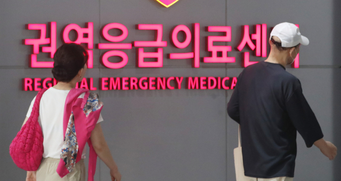 비상진료체계 장기화로 응급환자 수는 줄었지만 사망자는 증가한 것으로 나타났다. 서울 시내의 한 대학병원 권역응급의료센터 앞을 시민들이 지나고 있다. /사진=뉴스1