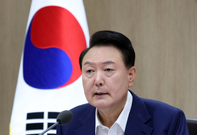 윤석열 대통령이 추석 연휴 전후로 건강보험 수가를 인상하겠다고 말했다. 사진은 윤 대통령이 10일 서울 용산 대통령실 청사에서 열린 제39회 국무회의에서 발언하는 모습. /사진=뉴시스