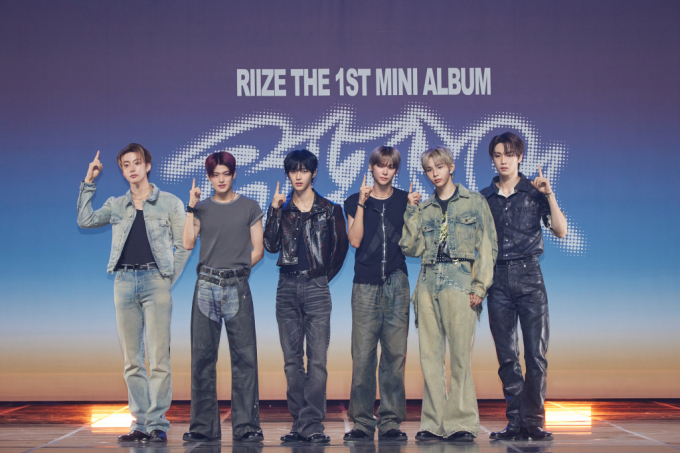 그룹 '라이즈'(RIIZE)가 일본에 데뷔하며 각종 차트를 휩쓸었다. 사진은 라이즈가 프리미어 시사회에서 포즈를 취하는 모습. /사진=스타뉴스(SM엔터테인먼트 제공)