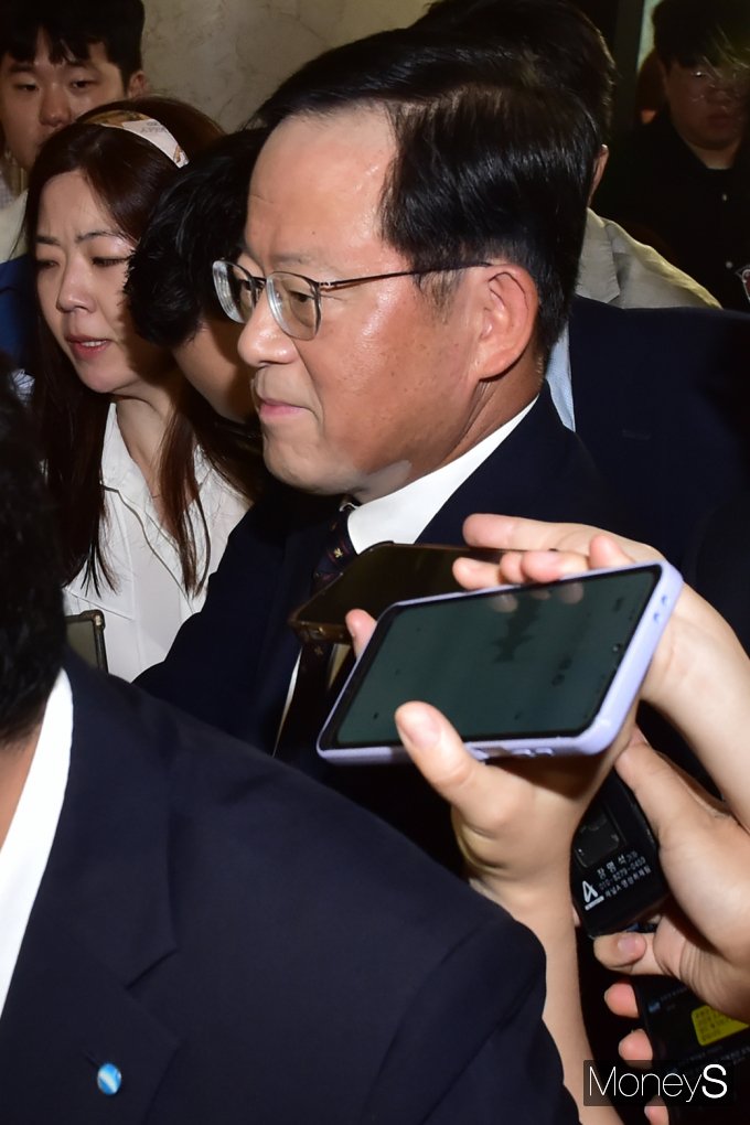 [머니S포토] '부당대출 책임론' 조병규 우리 행장, 간담회 참석속에