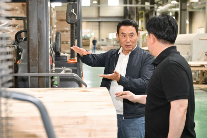 백영현 시장(윈쪽)이 9일 가산면의 한 기업에서 기업활동의 애로 사항에 대해 듣고 있다. / 사진제공=포천시
