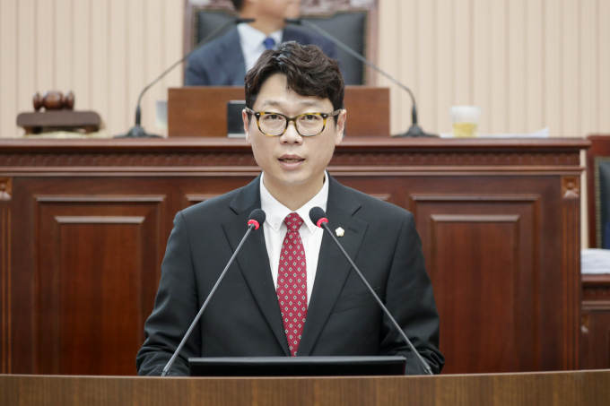 김용현 구리시의원이 9일 제340회 임시회 제1차 본회의에서 '구리시 소상공인 지원 조례 일부개정조례안'에 대해 설명하고 있다. / 사진제공=구리시의회