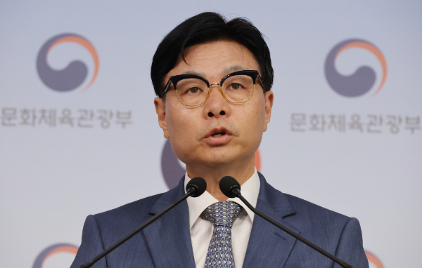 문화체육관광부가 배드민턴협회의 복종강유 규정 폐지와 선수가 원하는 용품 사용이 가능하도록 권고했다. 사진은 이정우 문체부 체육국장이 이날 서울 종로구 정부서울청사 별관에서 중간 브리핑을 하고 있는 모습. /사진=뉴시스