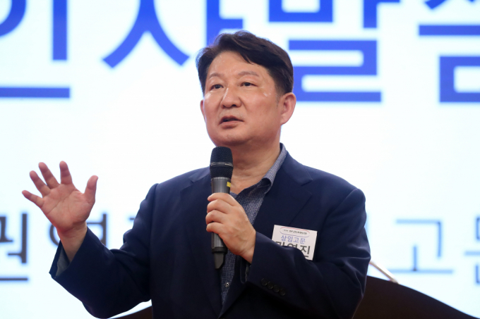 권영진 국민의힘 의원(전 대구시장)이 지난달 23일 오후 대구 남구 계명대학교 대명캠퍼스에서 '포럼 분권과 통합' 주최로 열린 초청강연회에서 인사말을 하고 있다./사진제공=뉴스1