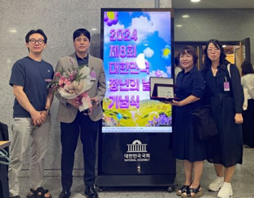 지난 7일 의정부시 청년정책과 조용진 주무관, 박용묵 팀장, 정화자 과장, 이주병 팀장(왼쪽으로 부터)이 '청년친화헌정대상'에서  우수 시초자치단체 수상 후 기념촬영하고 있다. / 사진제공=의정부시