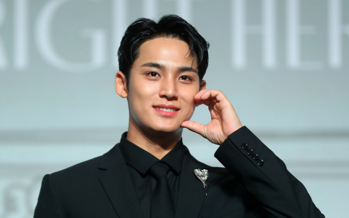 세븐틴 민규의 광고 촬영 현장 노출 사진을 게재한 록시땅 직원에 대한 경찰 수사가 시작됐다. 사진은 기자간담회에서 포즈를 취하고 있는 세븐틴 민규. /사진=뉴시스