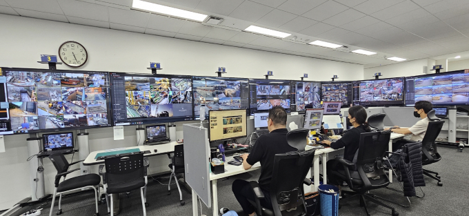 DL이앤씨가 건설현장 CCTV 관제요원으로 장애인을 채용했다. 사진은 DL이앤씨 본사에 마련된 현장 CCTV 통합관제센터. /사진=DL이앤씨