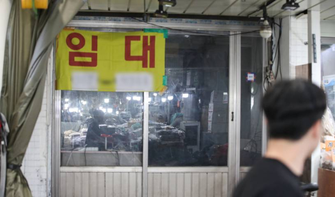 서울 시내의 한 전통시장 내 상점에 임대 안내문이 게시돼 있다./사진=뉴스1