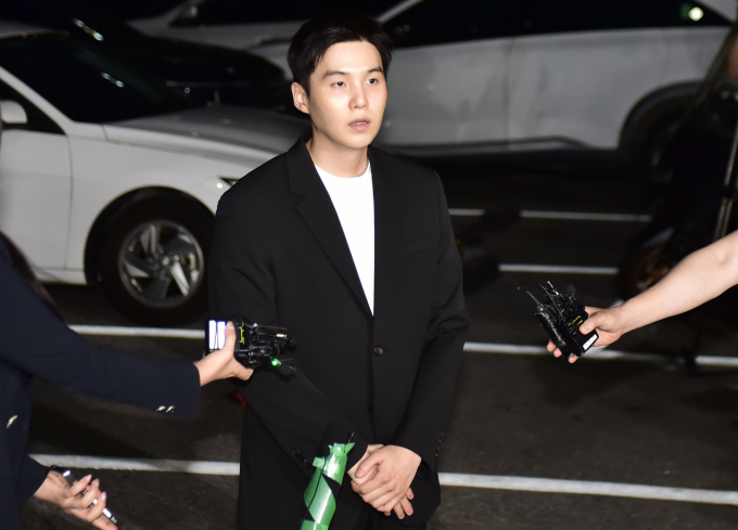 검찰이 아이돌 그룹 방탄소년단(BTS) 멤버 슈가의 전동스쿠터 음주운전 혐의에 대해 약식기소했다. 사진은 슈가가 지난달 23일 서울 용산구 원효로 용산경찰서에 출석한 모습. /사진=임한별 기자