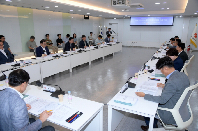 고광완 광주광역시 행정부시장이 10일 오전 시청 소회의실에서 열린 ‘더현대 광주 복합쇼핑몰 신활력행정협의체’ 본회의에 참석해 건축인허가 추진 현황을 보고받고 국비 지원사업을 논의하고 있다./사진=광주시 