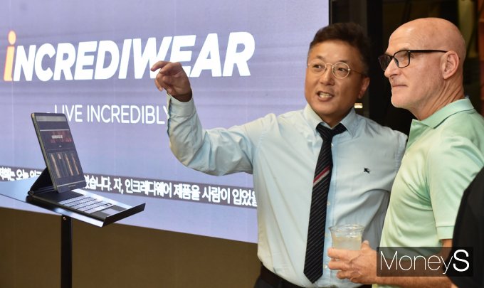 [머니S포토] FDA 승인 '인크레디웨어'상륙, 대화하는 잭슨콜리·박지홍
