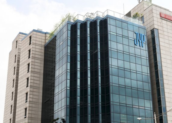  JYP엔터테인먼트 측이 소속사를 사칭한 채용 문자 등에 주의할 것을 당부했다. /사진=뉴시스(JYP 엔터테인먼트 제공