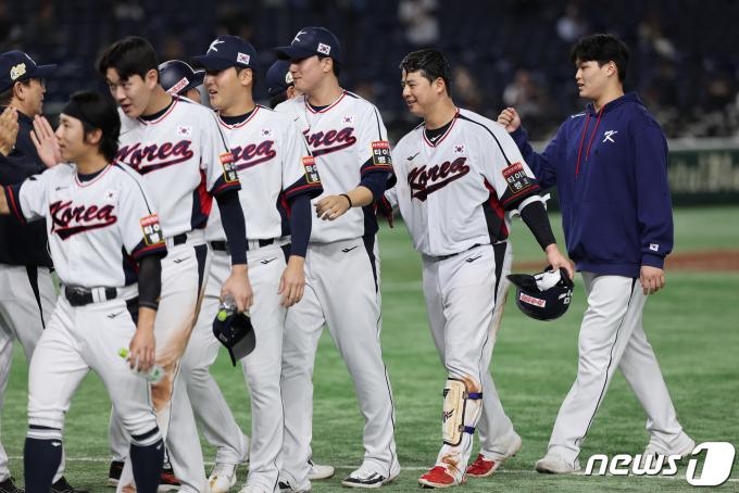 16일 오후 일본 도쿄돔에서 열린 '2023 아시아프로야구챔피언십(APBC)' 대한민국과 호주의 경기에서 승리를 거둔 대한민국 노시환을 비롯한 선수들이 류중일 감독과 인사하고 있다. 2023.11.16/뉴스1 ⓒ News1 이재명 기자