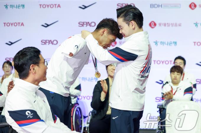 [사진] 순금메달 받는 트라이애슬론 김황태