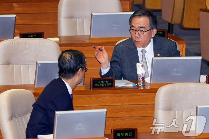 [사진] 조태열 장관과 대화하는 한덕수 총리
