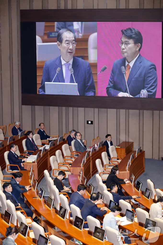 [사진] 외교·통일·안보 분야 대정부질문