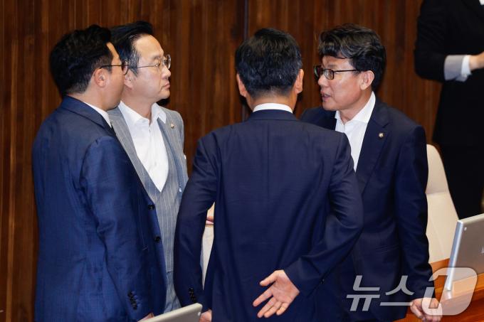[사진] 대화하는 민주당 원내지도부
