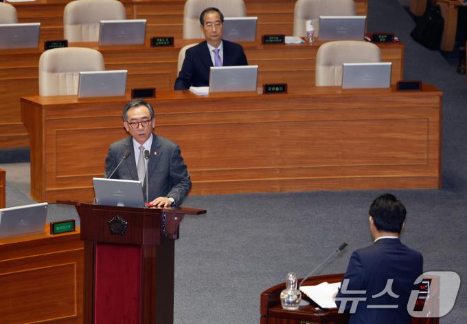 [사진] 답변하는 조태열 장관