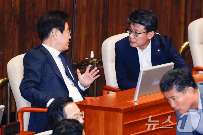 [사진] 대화 나누는 이재명·진성준