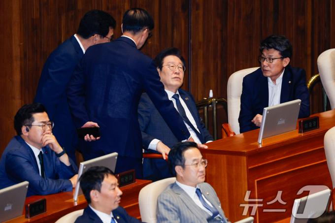 [사진] 신정훈 행안위원장과 대화하는 이재명 대표