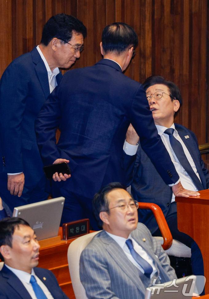 [사진] 이재명 대표 '지역화폐법 대화?'