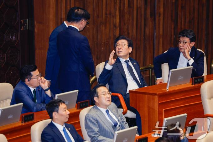 [사진] 신정훈 행안위원장과 대화하는 이재명 대표