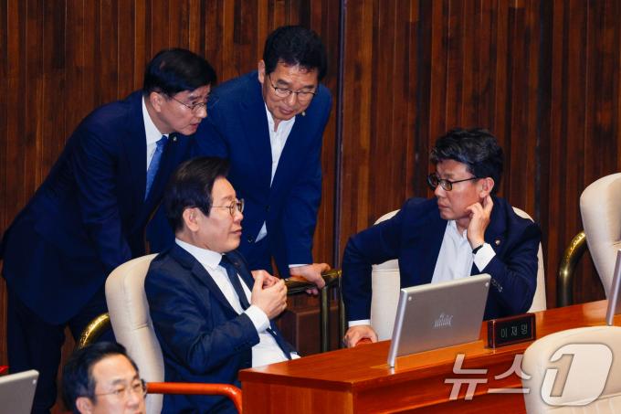 [사진] 신정훈 행안위원장과 대화하는 이재명 대표