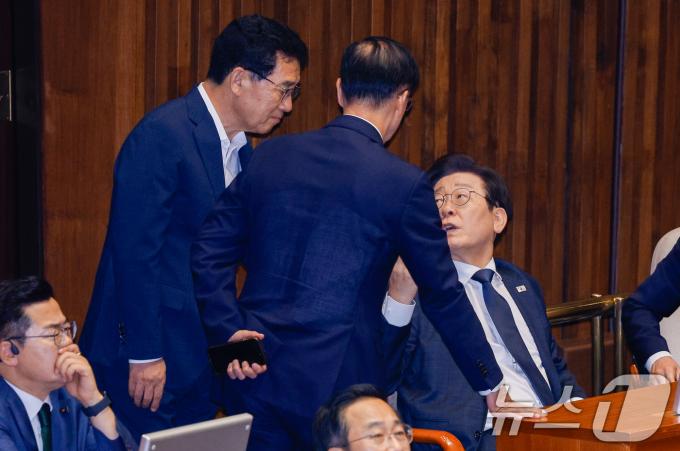 [사진] 신정훈 행안위원장과 대화하는 이재명 대표