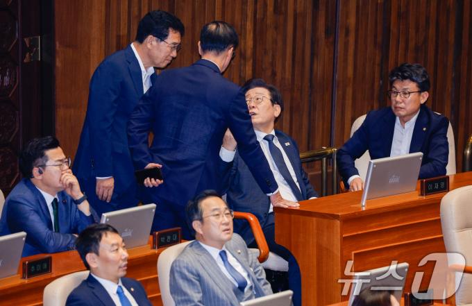 [사진] 신정훈 행안위원장과 대화하는 이재명 대표