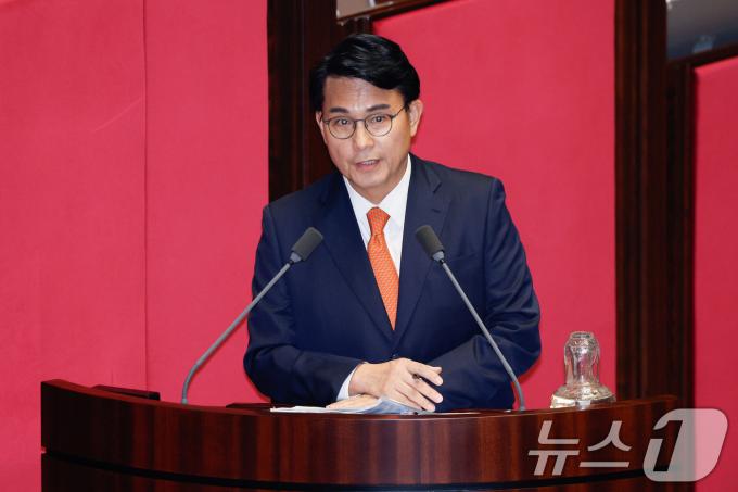[사진] 질문하는 윤상현 의원