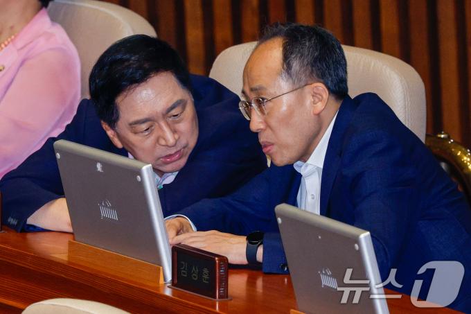 [사진] 김기현 의원과 대화하는 추경호 원내대표