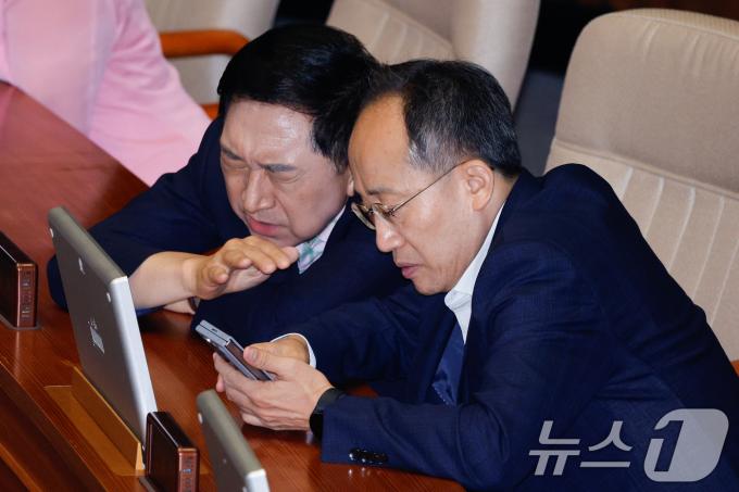 [사진] 대화 나누는 추경호·김기현