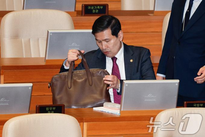 [사진] 대정부질문 자리한 김선호 국방차관